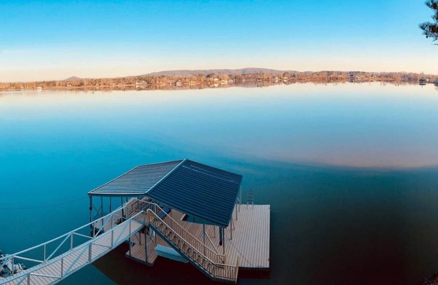 < Paradise Pointe at the Lake >