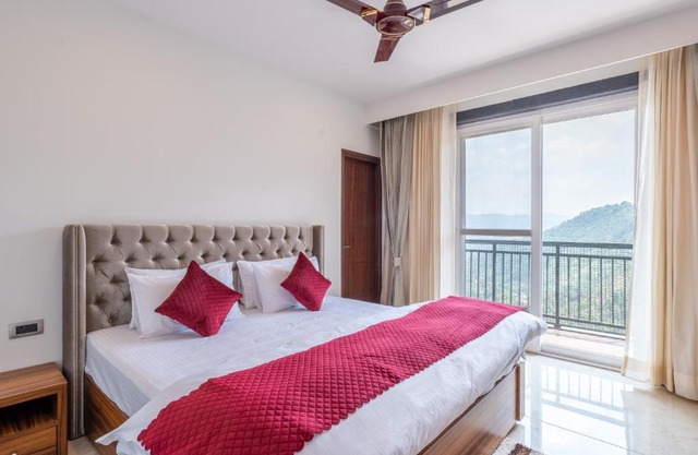 Paradise Retreat Mountain view 2bhk by Roamhome