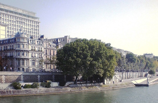 "Paris Unfolds Before You – Quai Henri IV with Riverside Views"