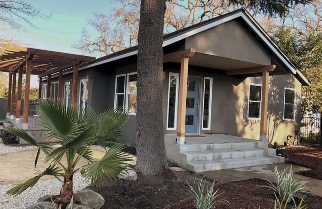 Park and 8th-Just 3 blocks to Downtown Paso!