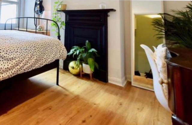 Parking, 1 min to pubs , restaurant, supermarkets