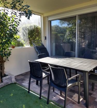 Particulier loue T3 en rez de jardin à 30 mètres de la plage avec un double box