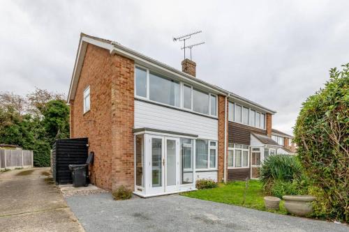 Pass the Keys 3-Bedroom Home in Chelmsford Sleeps 7