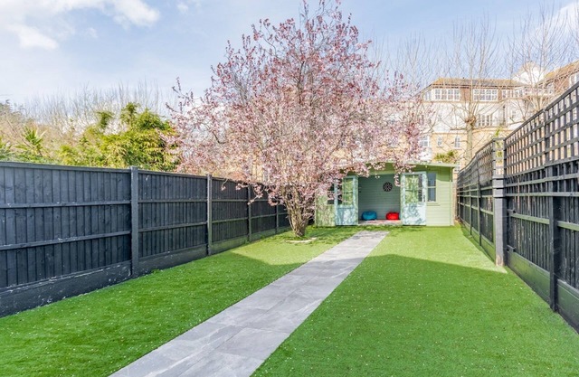 Pass the Keys |4-Bedroom Seafront House in Southend | Sea Views