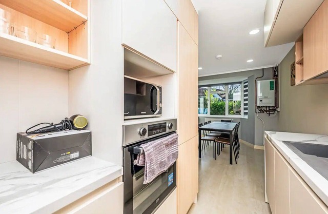 Pass the Keys | Stylish Home| Garden|Ten Mins to Central London