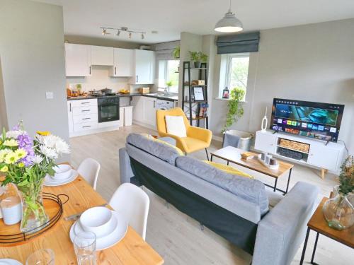 Pass the Keys Sunny Apartment 10mins to Coop Arena
