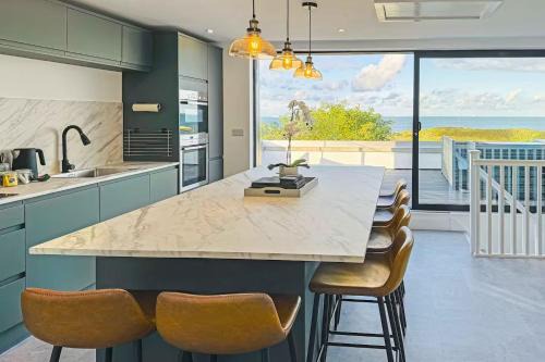 Pass the Keys The View in Moelfre for 8 people with sea views