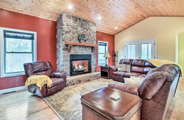 Patio and King Suite Home 2 Mi to Dale Hollow Lake!