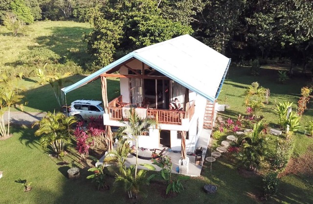 PAVONES Modern BUNGALOW, Close to SURF! WIFI, AC, HOT H20! 2 min Walk to Beach.