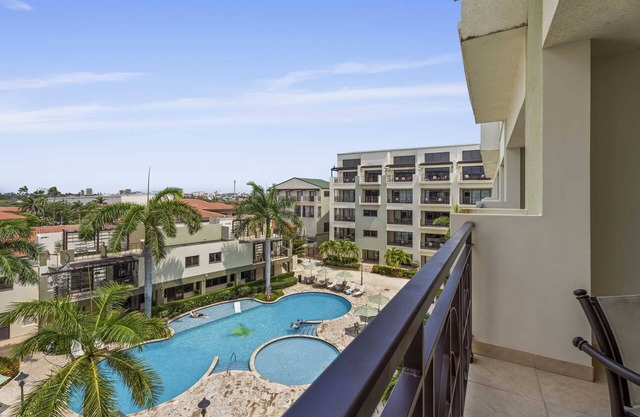 PC410 - Pool View - Perfect for families or group - Close to Palm Beach - 2BR