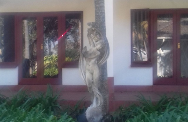 Peace full and pRica tell located with a lovely Garden fully furnished Apartment