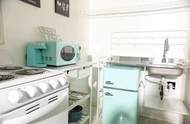 Peaceful 1 Bd. Apt. w/everything included.