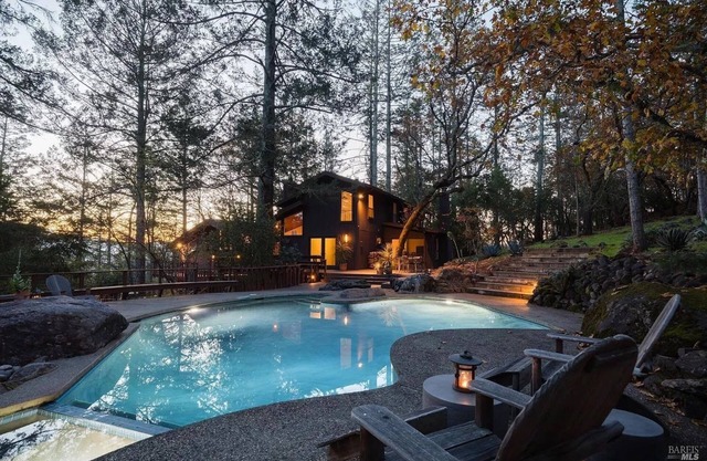 Peaceful 10 acre nature retreat nestled in the treetops of Sonoma