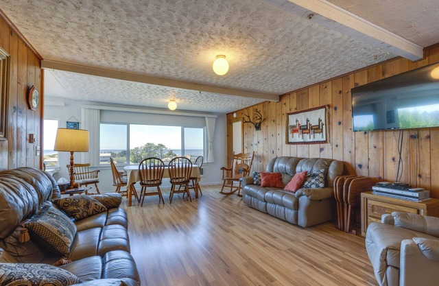 Peaceful Cloverdale Home - Walk to Winema Beach