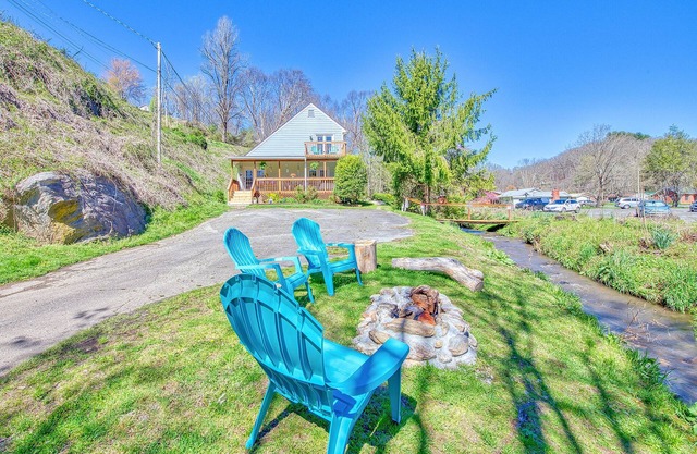 Peaceful downtown Sylva home, 3BR, porch, creek, Wifi
