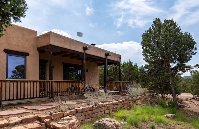 Peaceful escape on 4 acres w. trails, patio, fireplace, close to downtown