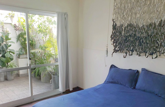 Peaceful house with one bedroom and two forested gardens near Cathedral