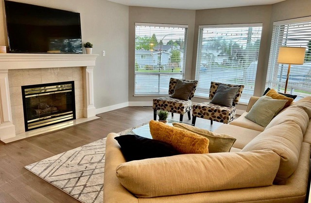 Peaceful Large Modern Home 3 BRD 2 Bath + Kitchen