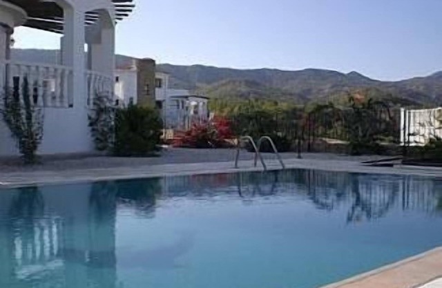 Peaceful Located in the Foothills of the Mountains,10 Minute Walk from the Beach