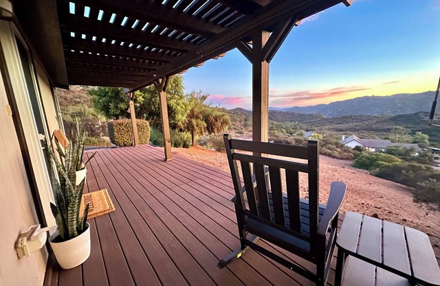 Peaceful mountain retreat + amazing sunsets + nearby trails
