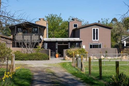 Peaceful Nelson getaway - spa pool, space & views