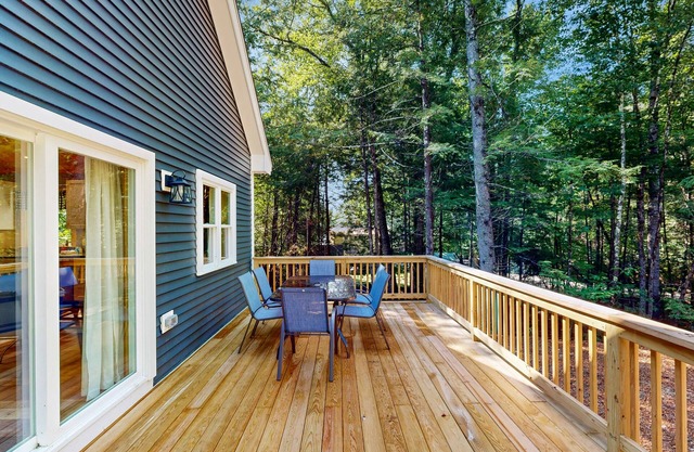 Peaceful new cabin, close to downtown, rail trail & beaches for all seasons fun