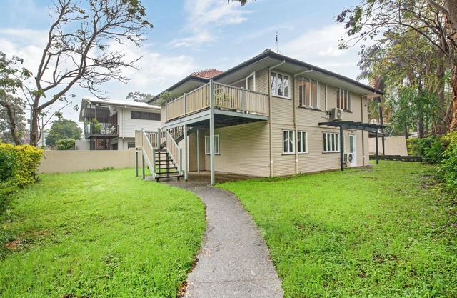 Peaceful Park-View Cottage Vibe Upper-Level Living