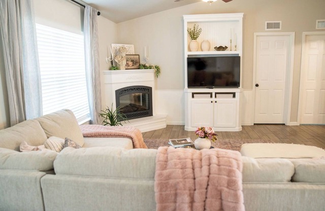 Peaceful Place a Charming 3-bedroom house with AC and WiFi in Fort Myers
