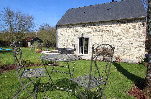 Peaceful retreat with enclosed garden and baby equipment, all charges included
