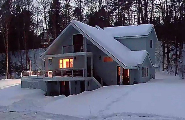 Peaceful riverfront house, dog-friendly, woodstove, decks, bbq, firepit, dock