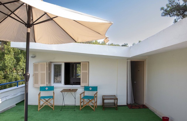 Peaceful roof apartment 3 min from the beach!