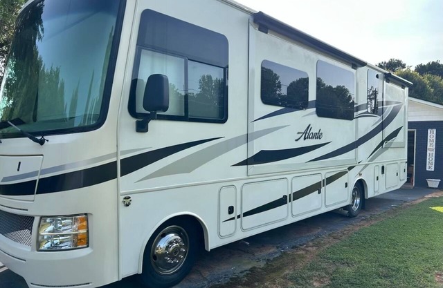 Peaceful RV with AC in charming Combine