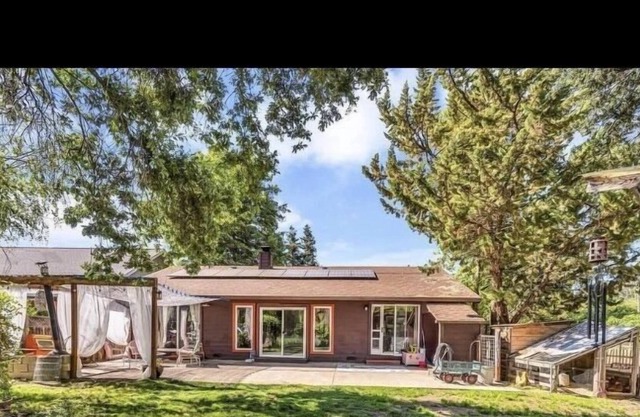 Peaceful setting on Kelsey creek ideal for artistic families.