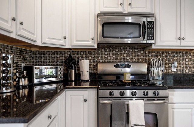 Peaceful & Spacious 5-bedroom home with pool