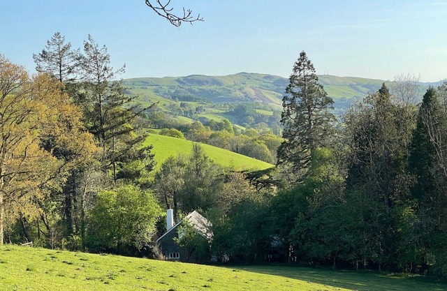 Peaceful spacious cottage close to mountain walks and beaches