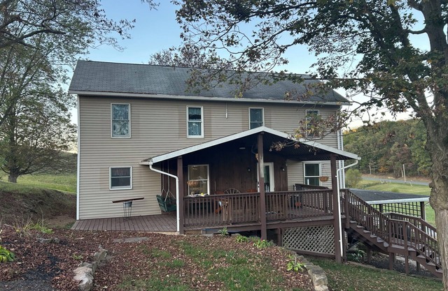 Peaceful, spacious farmhouse getaway with views, nature, hiking and biking