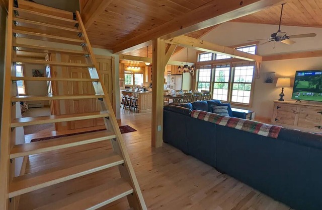 Peaceful, Spacious Lodge with Golf & Sunset Views