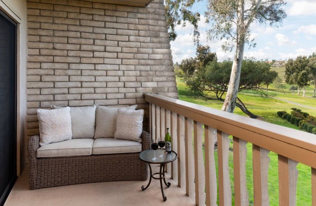 Peaceful Studio Getaway Overlooking Golf Greens or Tranquil Spa Areas