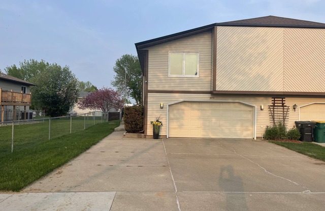 Peaceful twin-home in desirable north Bismarck neighborhood!