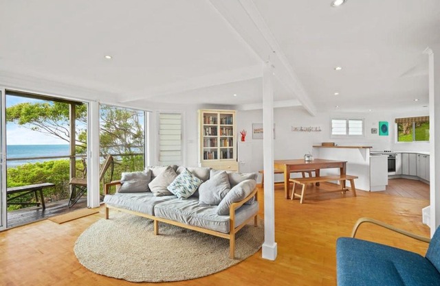 Peacefully Uphill 2-bed Home with Gorgeous Seaview