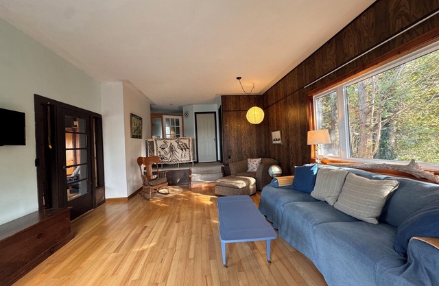 Peach of a private beach! Waterfront cliff cottage near Bayfield