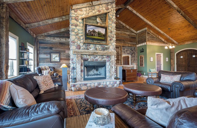 Peep the Leaves @ The Territory's BEST Lodge - Year Round Hot Tub! Fire Pit!