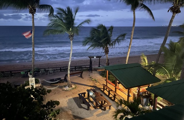 Pelican Point Beachfront Apt B on The Famous Sandy Beach, Surf & weddings