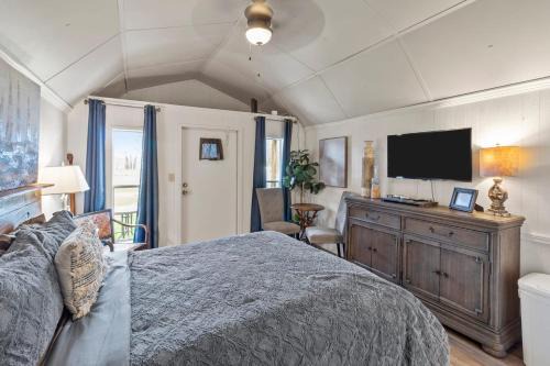 Pelican's Nest, Caddo Lake, Oil City