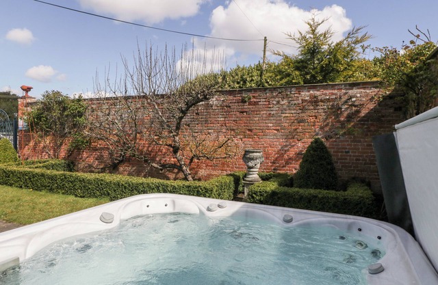 PENGETHLEY MANOR HOUSE, pet friendly, with pool in Peterstow