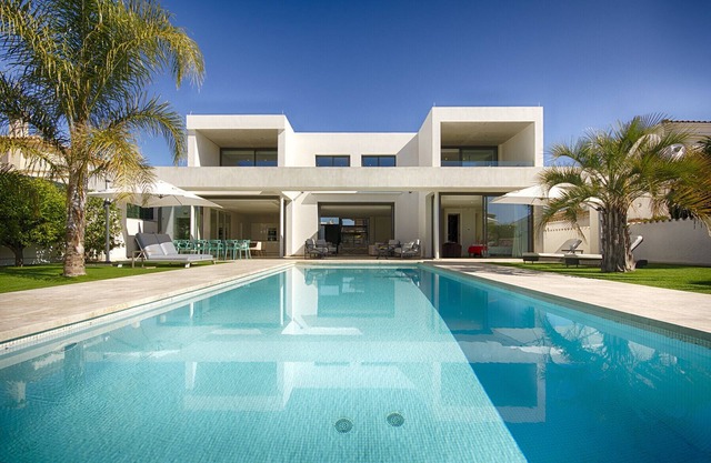 PENI LUJOSA CASA CANAL PENI,4ha, PISCINA, AMARRE 25m,WIFI