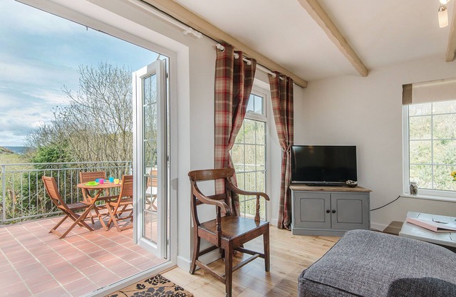 PENMORFA, pet friendly, character holiday cottage in Dinas Cross