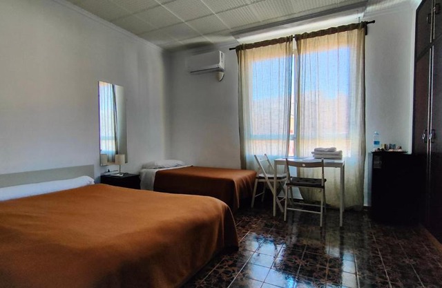 Pensión Benavente AP-7 3min coche Playa 5 min Self check-in 24h