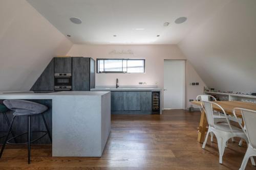 Penthouse of Old Piano Factory in Kentish Town - Homestay