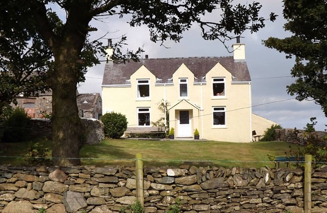 PENTREHEULYN, pet friendly, with open fire in Carreglefn